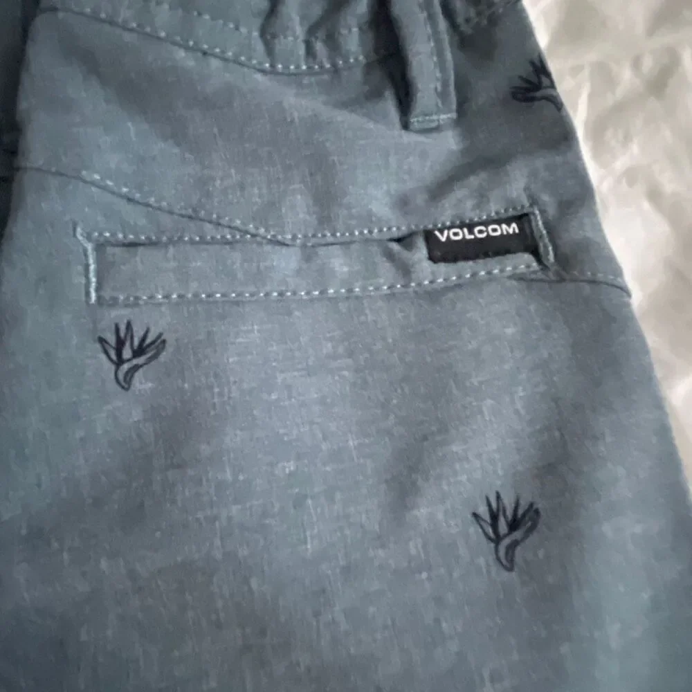 EUC! Volcom Blue Hybrid Shorts w/Blue Bird of Paradise Print- Size 6